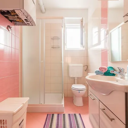 Antonija 아파트 풀라