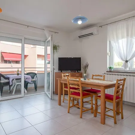 Antonija 아파트 풀라